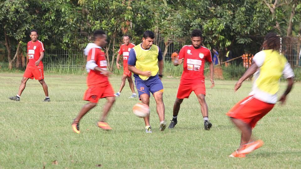 Pelatih Persipura Jayapura Angel Alfredo Vera (tengah) ikut berlatih bersama para peminnya.
